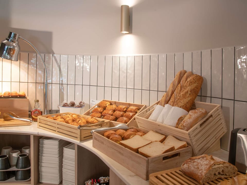 Daily buffet breakfast (EUR 14.90 per person)