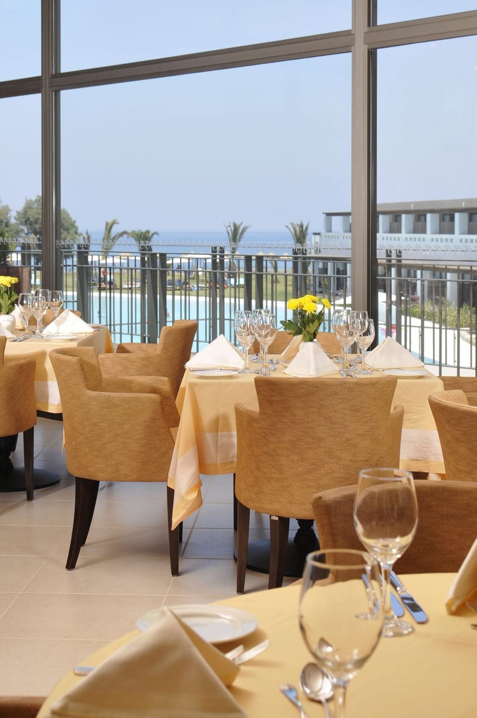 2 restaurants; breakfast, lunch, and dinner served