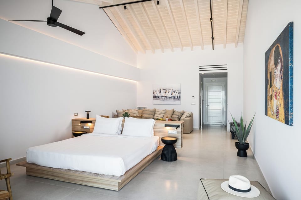 Riviera Suite | In-room safe, iron/ironing board (on request), WiFi (free), bed sheets