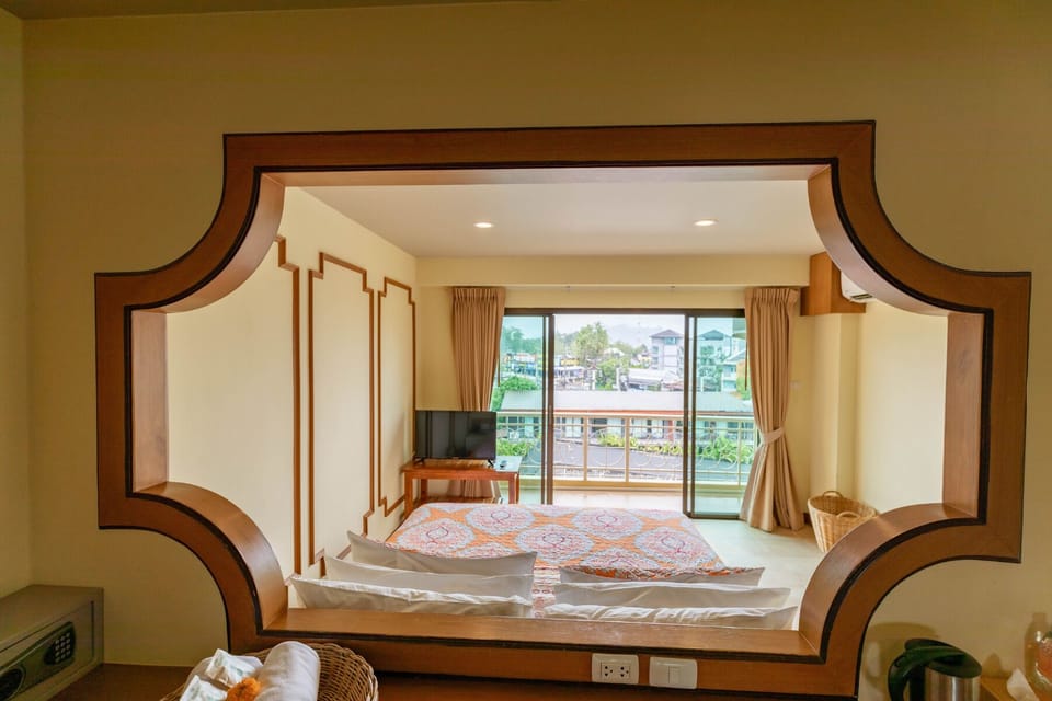 Signature Pineapple | Free Bus & Free Private Workspace | Down comforters, in-room safe, blackout drapes, iron/ironing board
