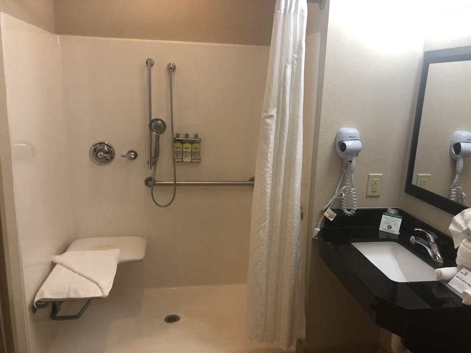 Combined shower/tub, hair dryer, towels