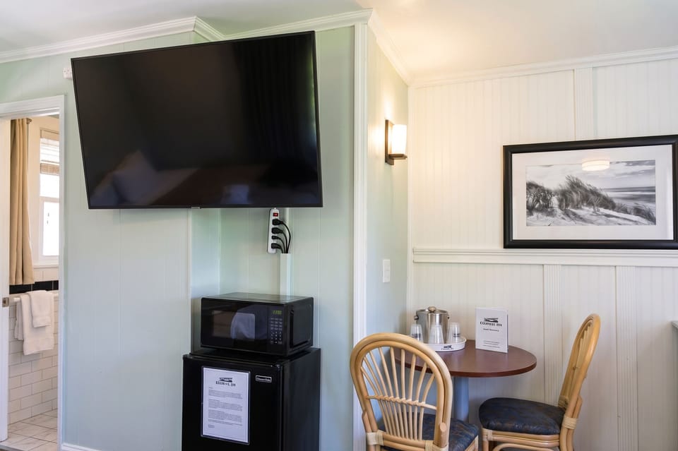 Traditional Room | Premium bedding, blackout drapes, free WiFi, bed sheets