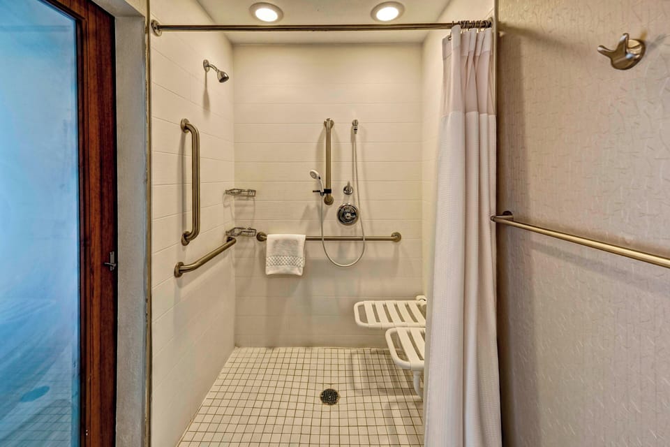 Combined shower/tub, free toiletries, hair dryer, towels