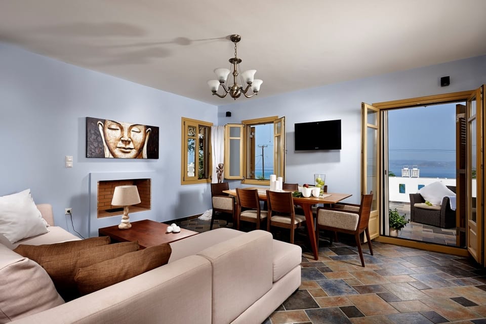 living room - dining and veranda with stunning sea view 