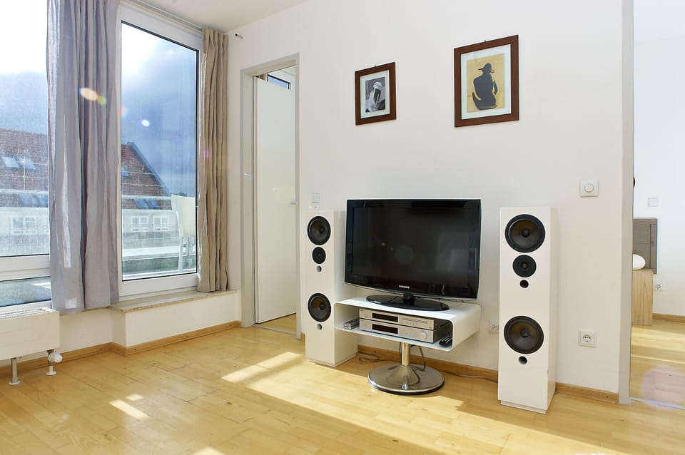 Flat TV & High fidelity speakers, private terrace facing the historic Checkpoint
