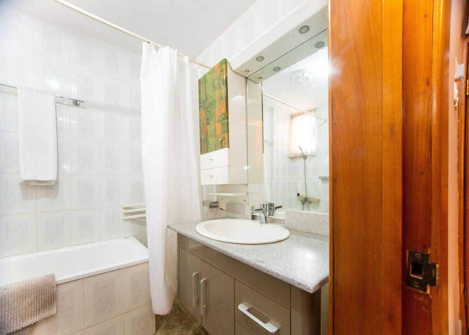 Deluxe Room | Minibar, in-room safe, desk, laptop workspace