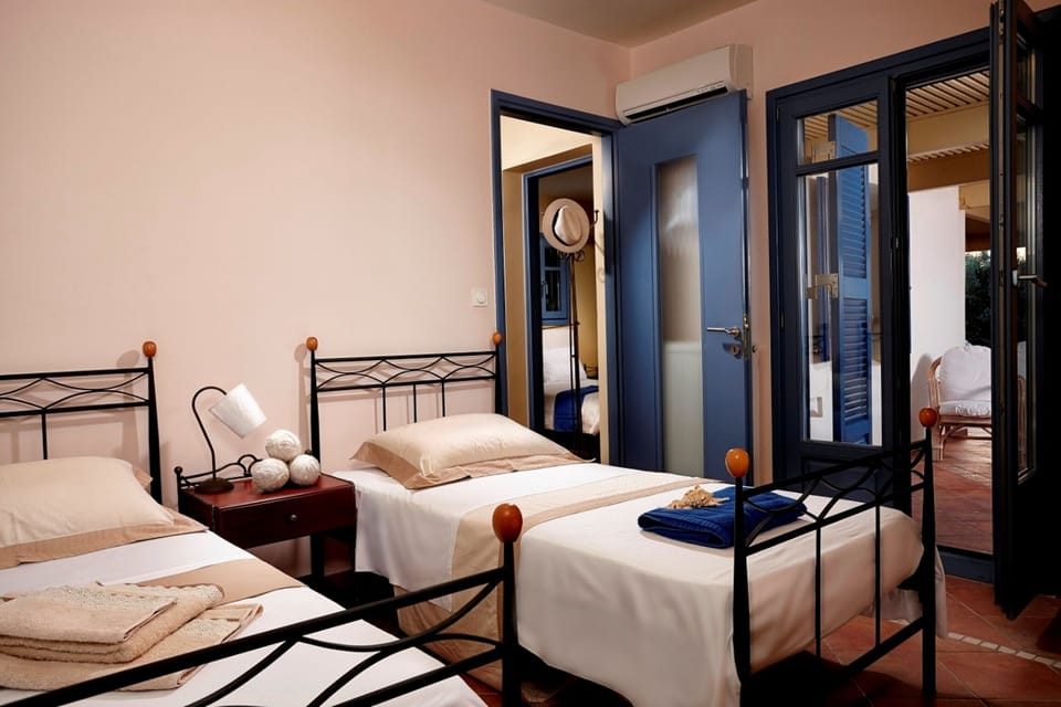 Bedroom 3 *twin beds * spacious veranda shaded by pergola* 