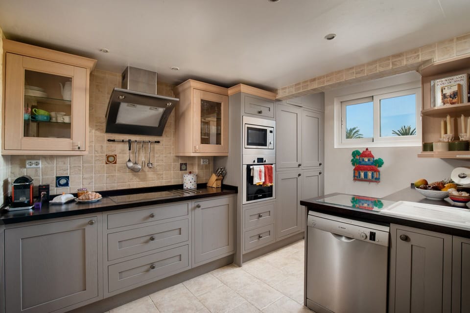 Large Fully Equipped Kitchen Will All Mod Cons, Water Filter etc