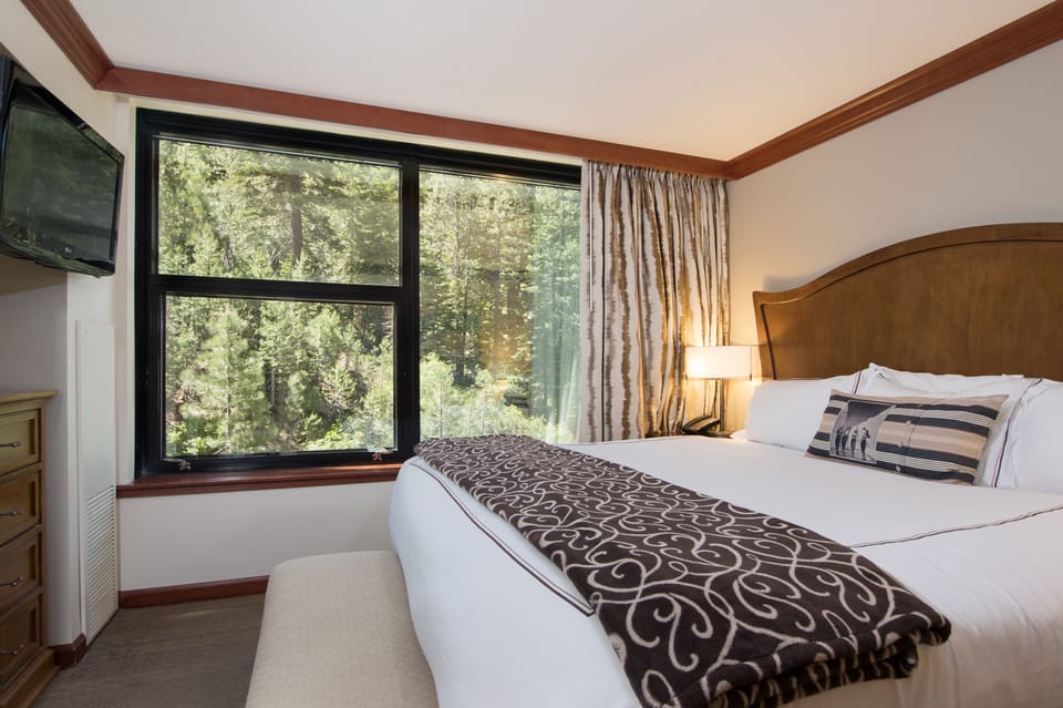 Private, quiet master king bedroom. Wall to wall windows w/ views. Sweet Dreams.