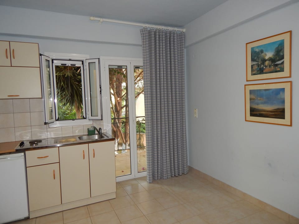 Apartment, Sea View (20) | Private kitchen | Fridge, stovetop, dishwasher, coffee/tea maker