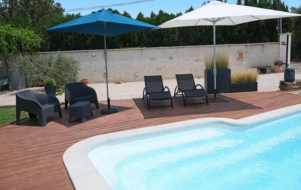 MOURIÈS vacation rental, comfortable gîte for rent, pool for 6 people. Online reservation with Plaisirs & Maisons de Provence