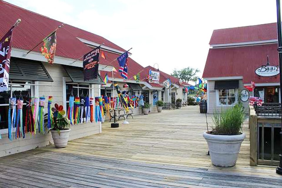 Barefoot Landing has shopping, restaurants, and entertainment! 15 min. drive.