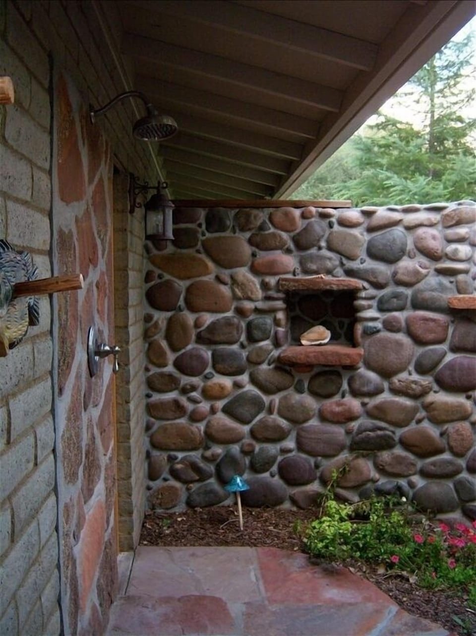 Outdoor Shower, freshen up after a splash & float on the creek. Greet the day!