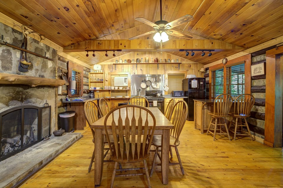 New Gas Log Fireplace - Moody Hollow is nestled in the Chattahoochee National Forest which covers over 750,000 acres! The numerous creeks and streams nearby are home to some of the best trout fishing in Georgia as well as one of the greatest number of salamander species on the planet.