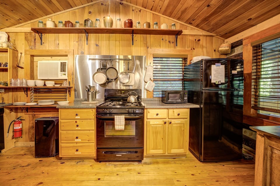 Full Size Appliances - Moody Hollow is nestled in the Chattahoochee National Forest which covers over 750,000 acres! The numerous creeks and streams nearby are home to some of the best trout fishing in Georgia as well as one of the greatest number of salamander species on the planet.