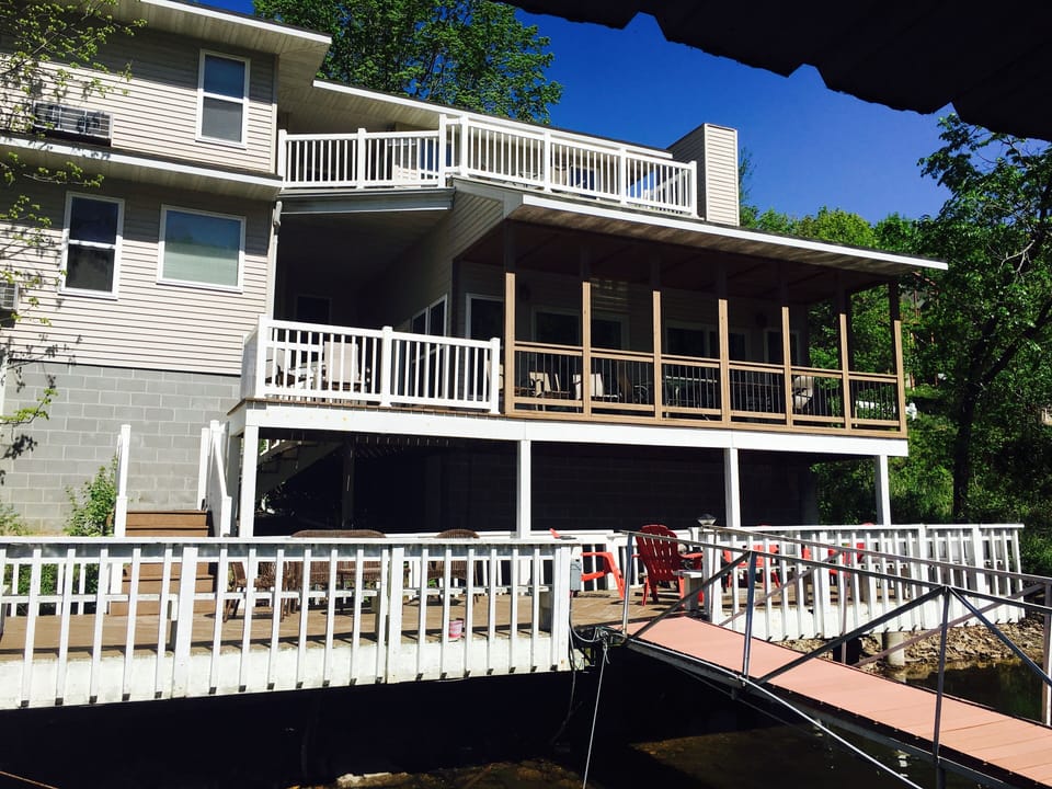 4 Bedroom home, private dock and 4 decks! Outside bar. 