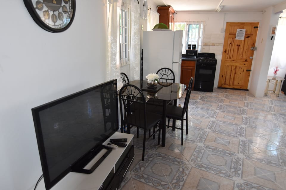 Studio Apartment 2 queen size beds, Air Con, CableTV Wifi, kitchen, bathroom WC