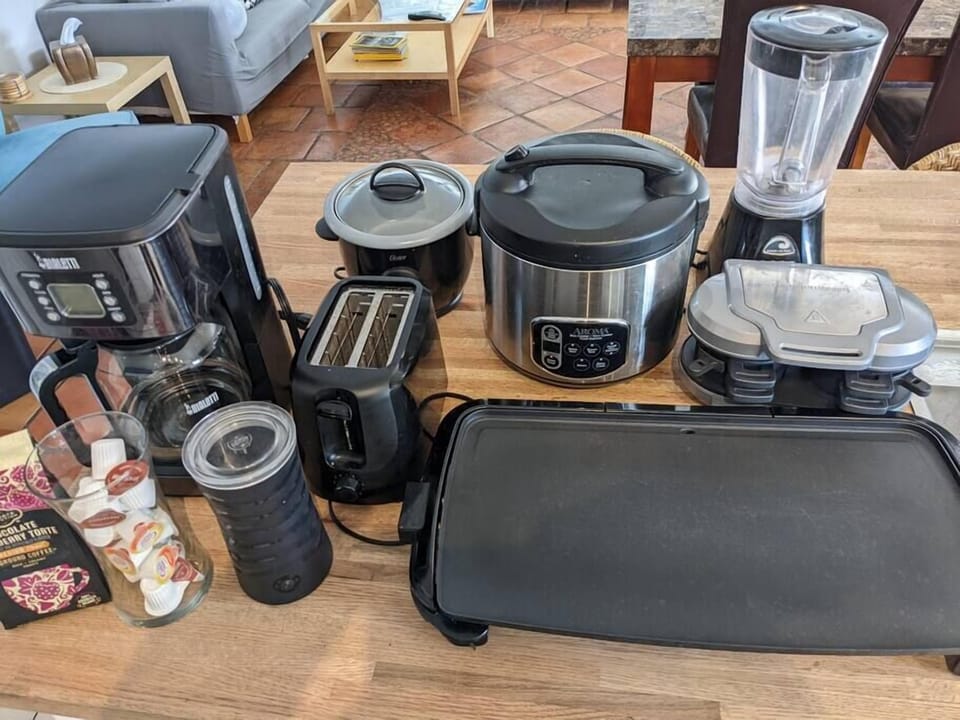 Wide range of appliances including full coffee station with Bialetti coffee maker!
