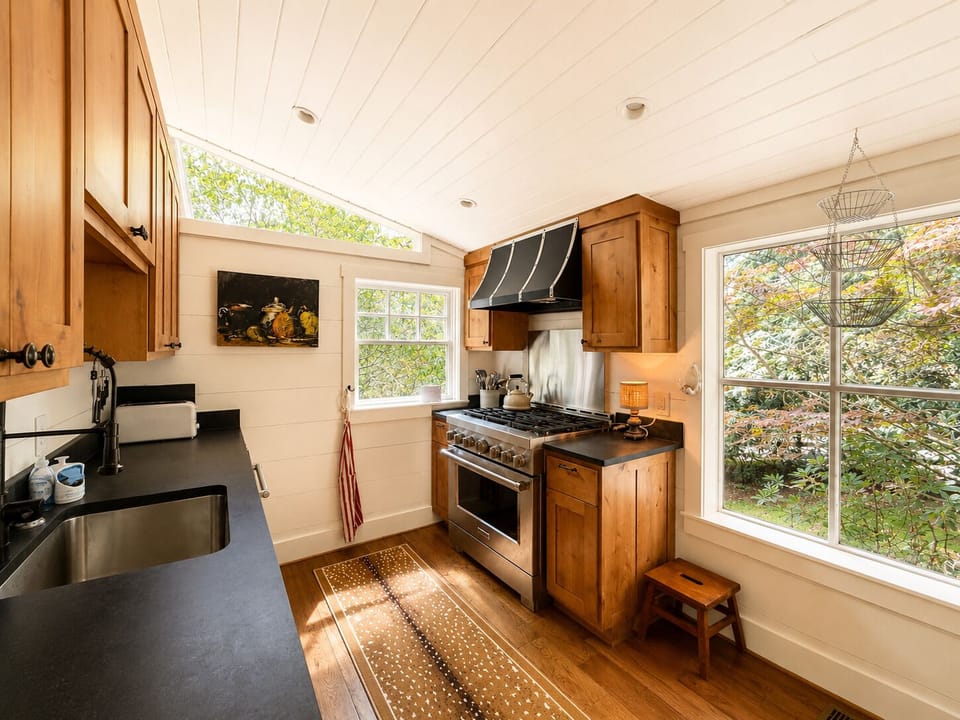 high-hemlock-luxury-cabin-highlands-nc-kitchen