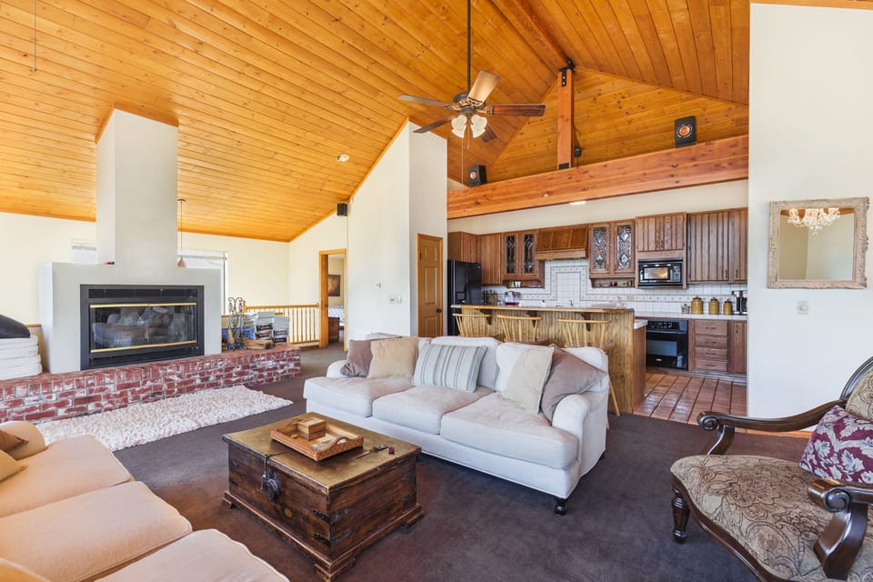 Julian Cabin North Peak Vacation Rental Front Room 