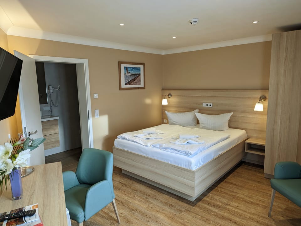Basic Double Room | Minibar, in-room safe, desk, blackout drapes