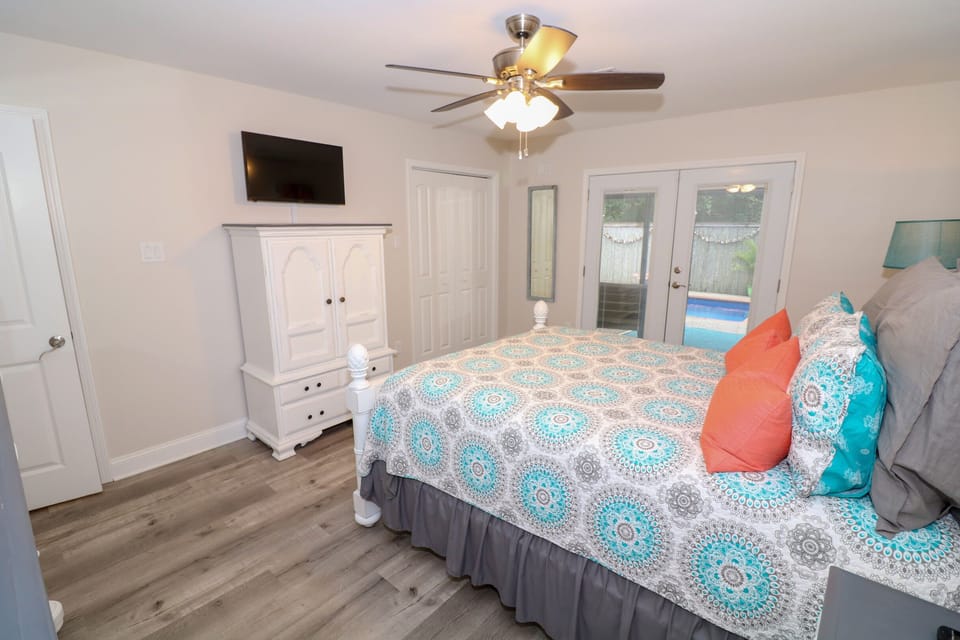 Queen guest bedroom. Relax with tranquil colors & view of the pool.