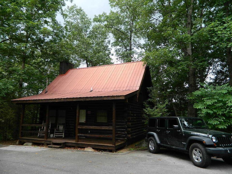 Tucked in the mountains only a 10 minute drive from Main St. Gatlinburg TN
