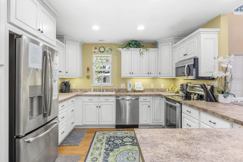 Modern Kitchen with Full Size Appliances