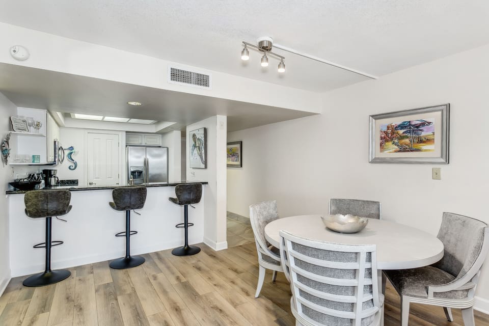 Overall one of our favorite places to stay. - Dining area and bar