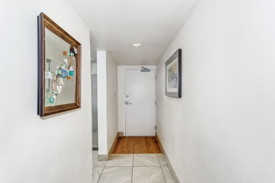 Very well maintained. Great location easy excess to the beach an - Condo entry