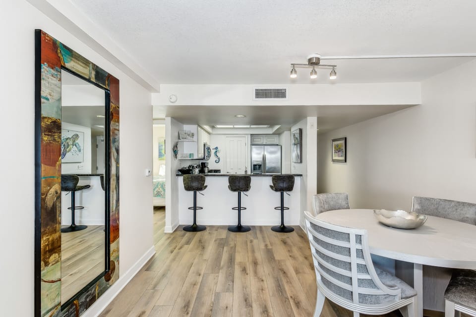 The PERFECT family getaway. - Dining area and bar