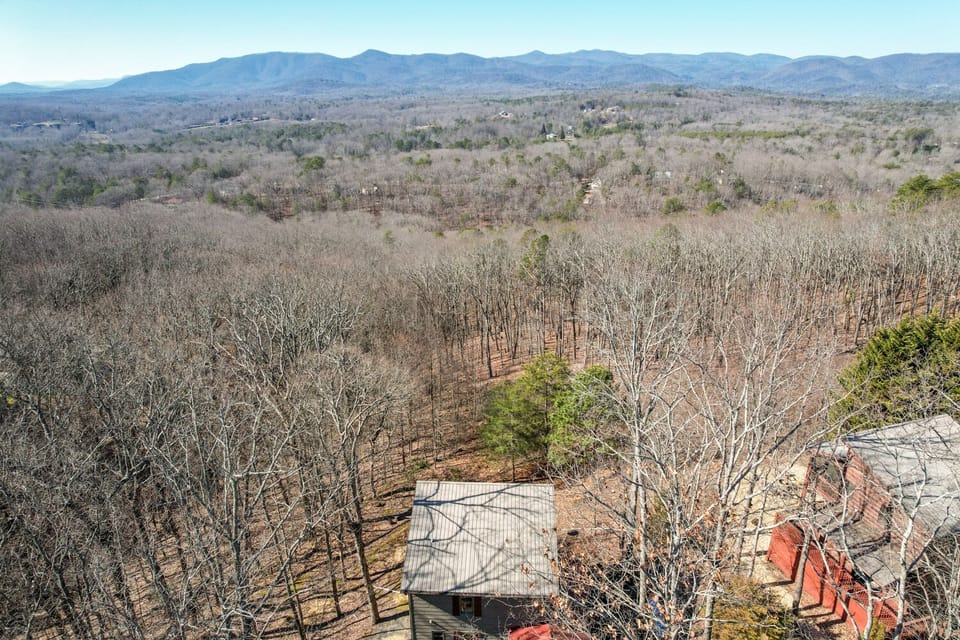 Mountain Range - 3-Level Cabin with Hot Tub, Outdoor Fire Pit, Pool Table and Mountain Views!