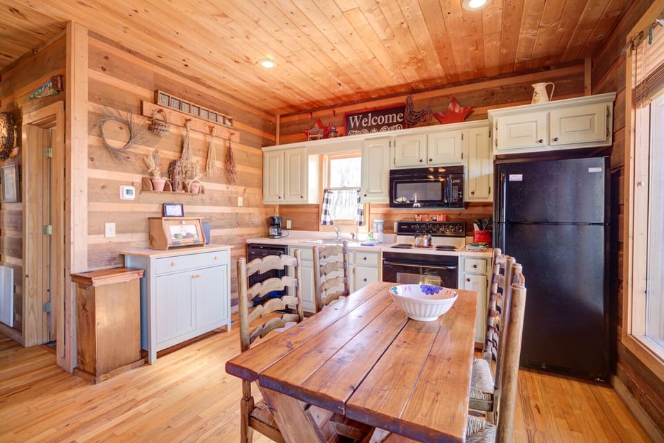 Dining for Four - 3-Level Cabin with Hot Tub, Outdoor Fire Pit, Pool Table and Mountain Views!