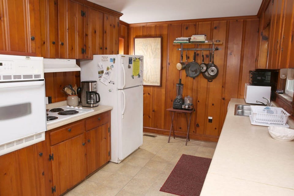 Kitchn: Stove, fridg, oven, cuisinart, blender, coffee maker, toaster, microwave