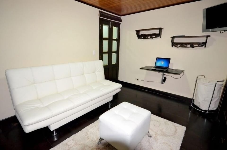 PRIVATE STUDIO
LAPTOP HI SPEED INTERNET
PRINTER/COPIER/SCANNER
DOUBLE SOFABED