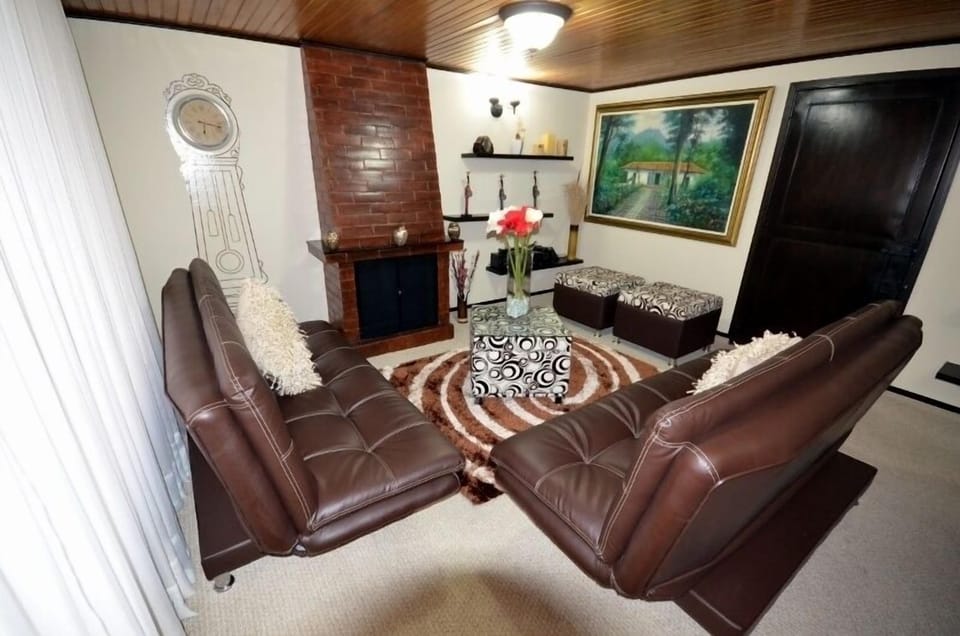 LUXURY LEATHER LIVINGROOM
