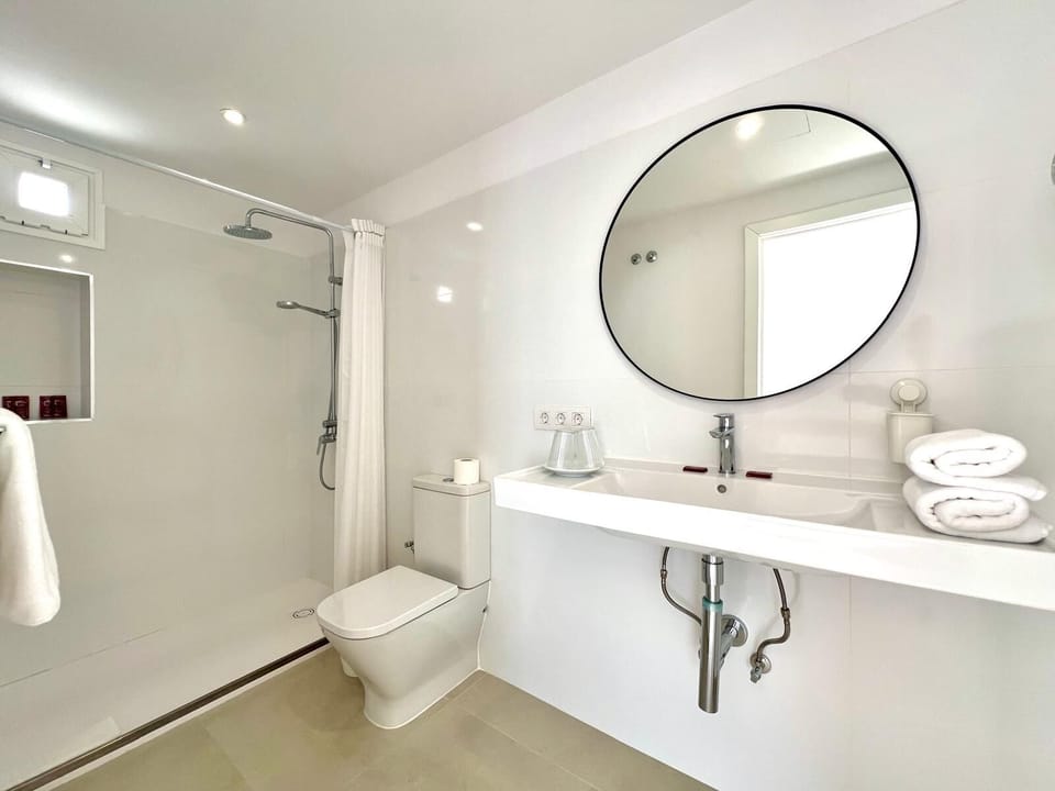 Double Room, 2 Twin Beds, Balcony | Bathroom | Separate tub and shower