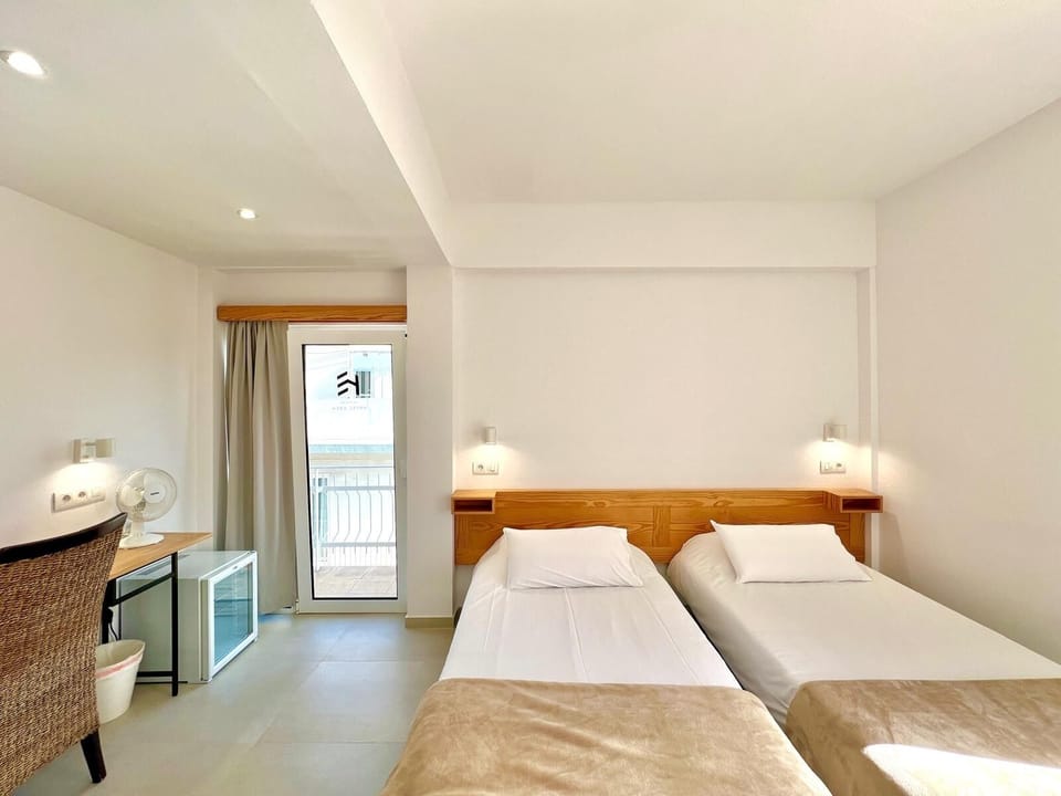 Double Room, 2 Twin Beds, Balcony | Desk