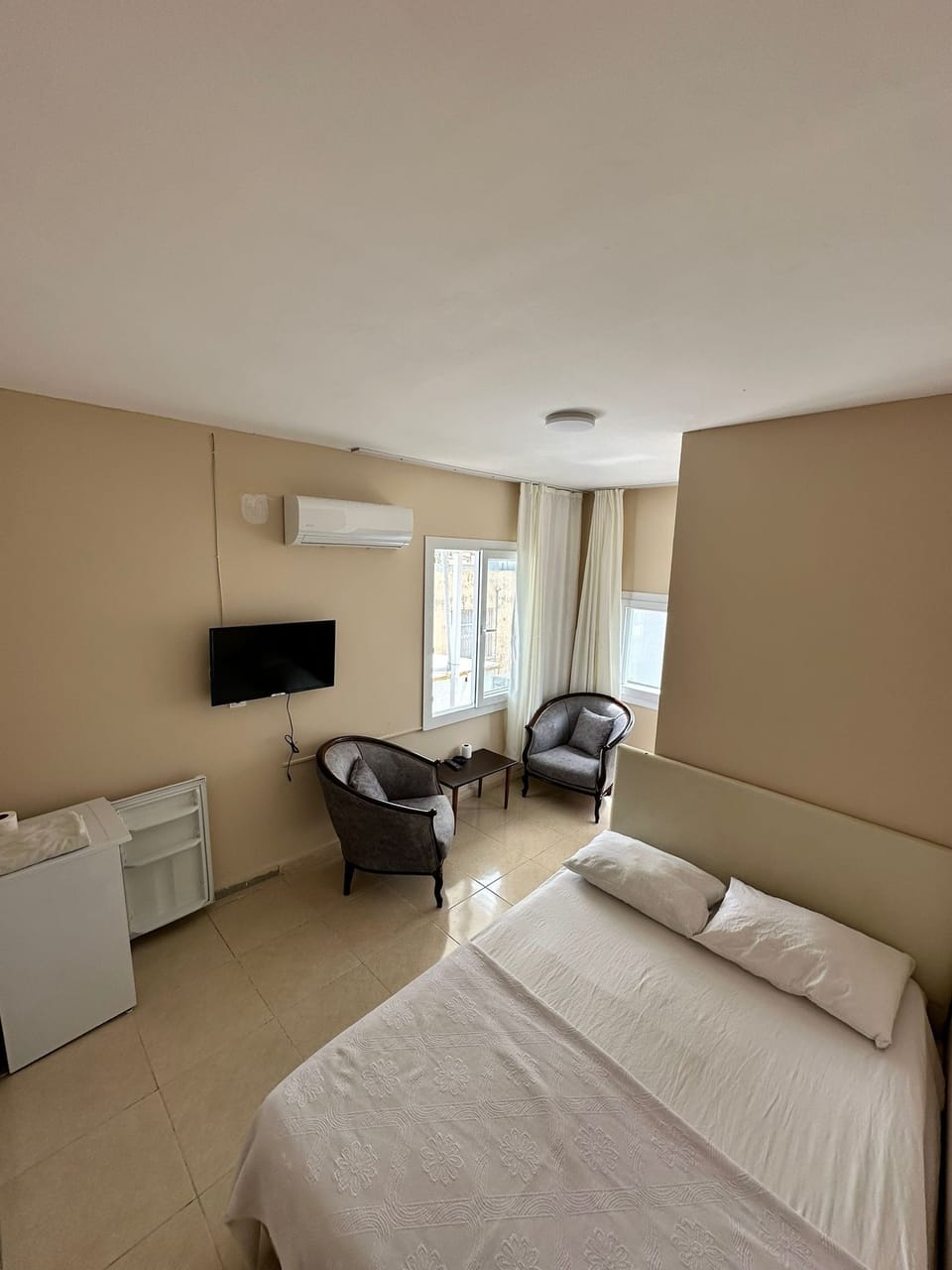 Double Room | Premium bedding, desk, soundproofing, WiFi (free)