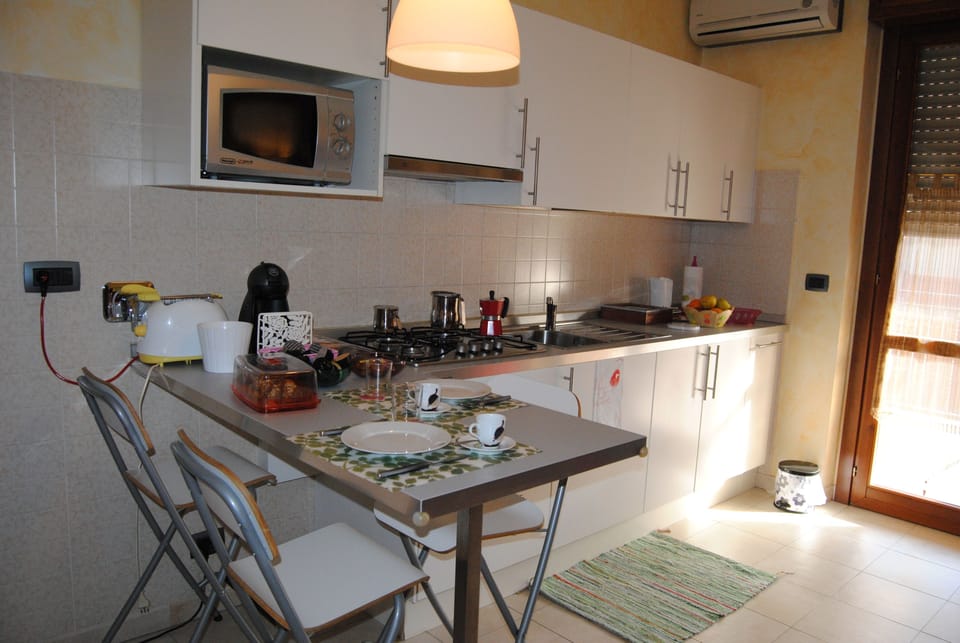 Appartamento Deluxe Mono | Private kitchen | Full-size fridge, microwave, oven, stovetop