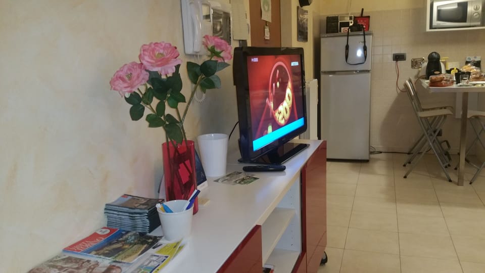Appartamento Deluxe Mono | Living area | 32-inch flat-screen TV with satellite channels, TV
