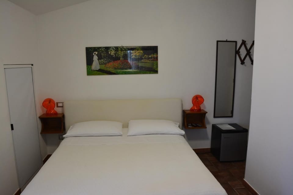 Desk, free cribs/infant beds, rollaway beds, free WiFi