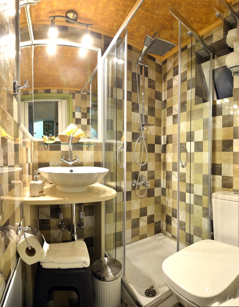Junior Suite, 2 Twin Beds (Four) | Bathroom | Free toiletries, hair dryer, slippers, towels