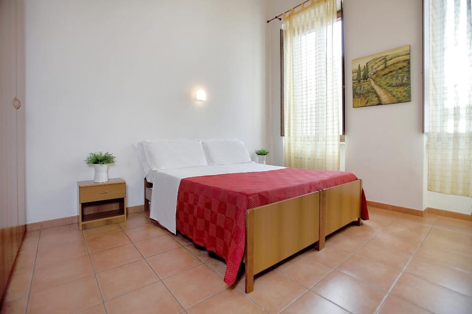 Premium bedding, in-room safe, desk, cribs/infant beds