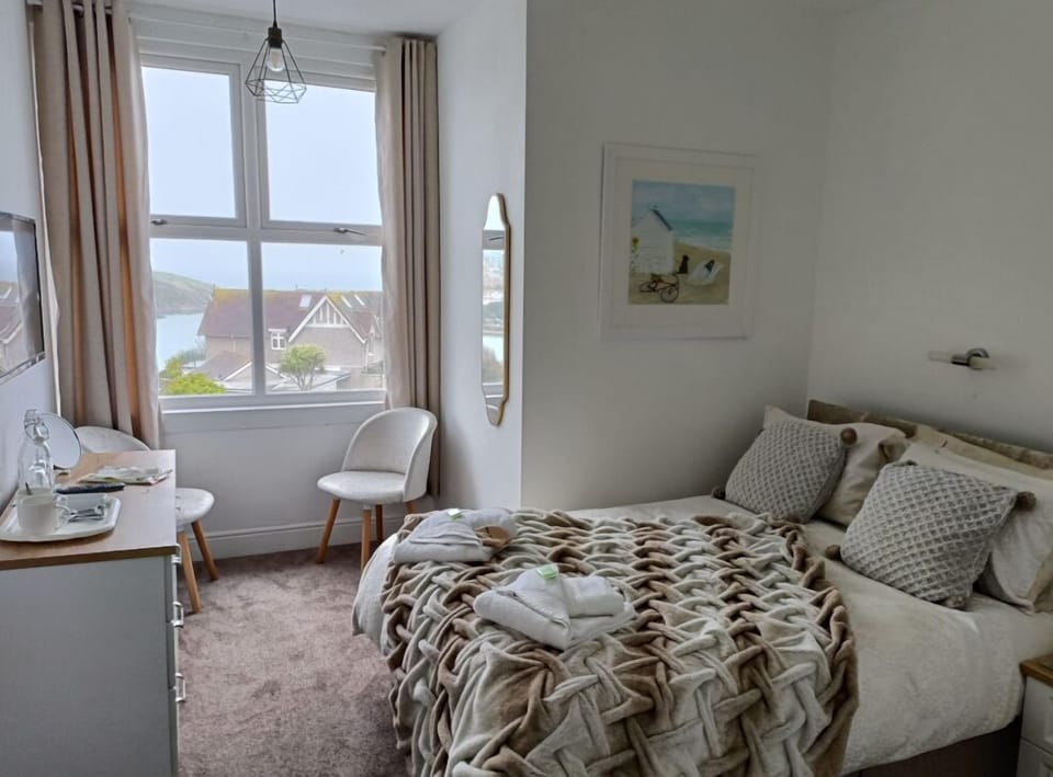 Double Room, Sea View (En-Suite) | Iron/ironing board, free WiFi, bed sheets