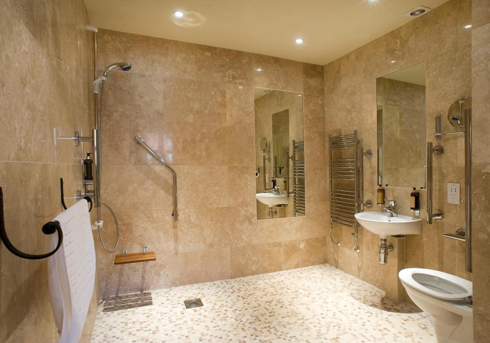 Superior Room | Bathroom | Combined shower/tub, free toiletries, hair dryer, towels