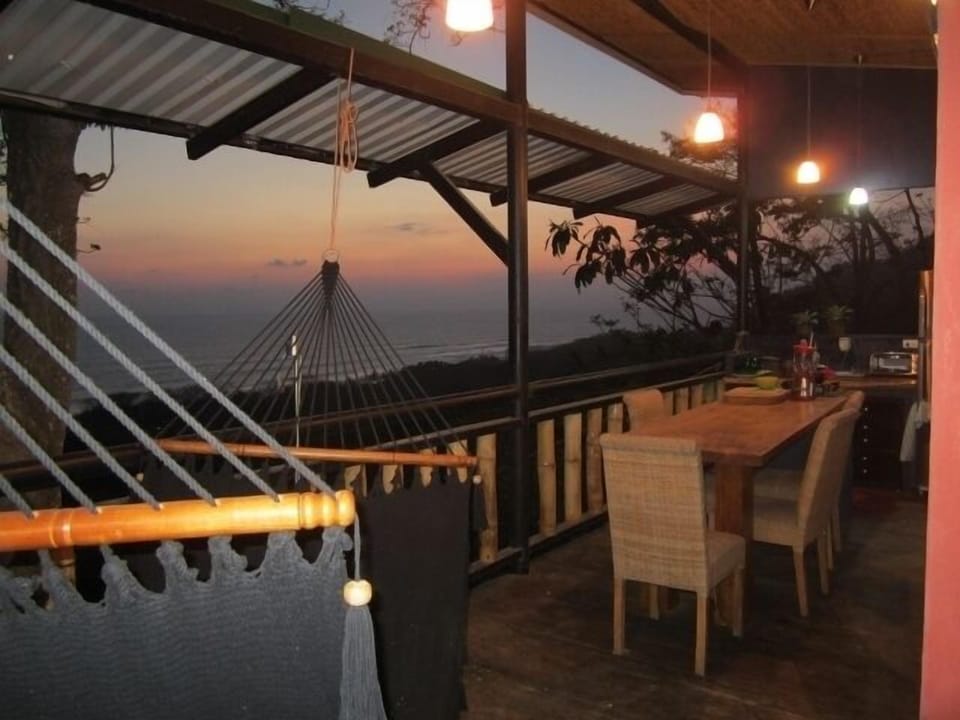 ROMANTIC EVENINGS at the Emerald Abode, open air kitchen & hammock