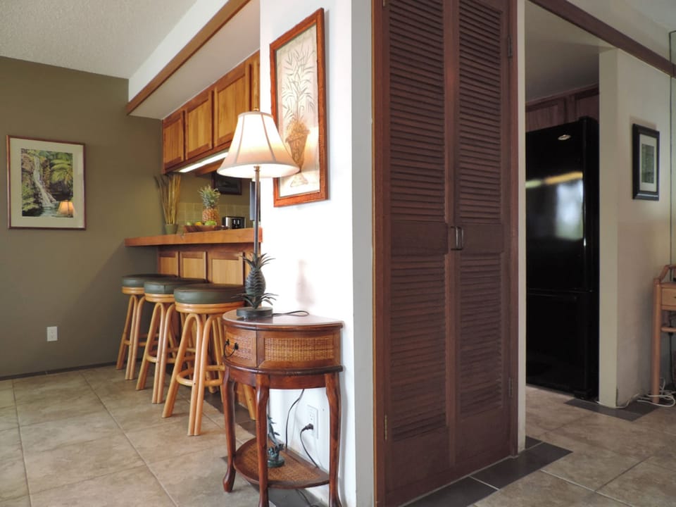 Classic Condo, 2 Bedrooms, Lanai, Sea Facing | Soundproofing, iron/ironing board, bed sheets