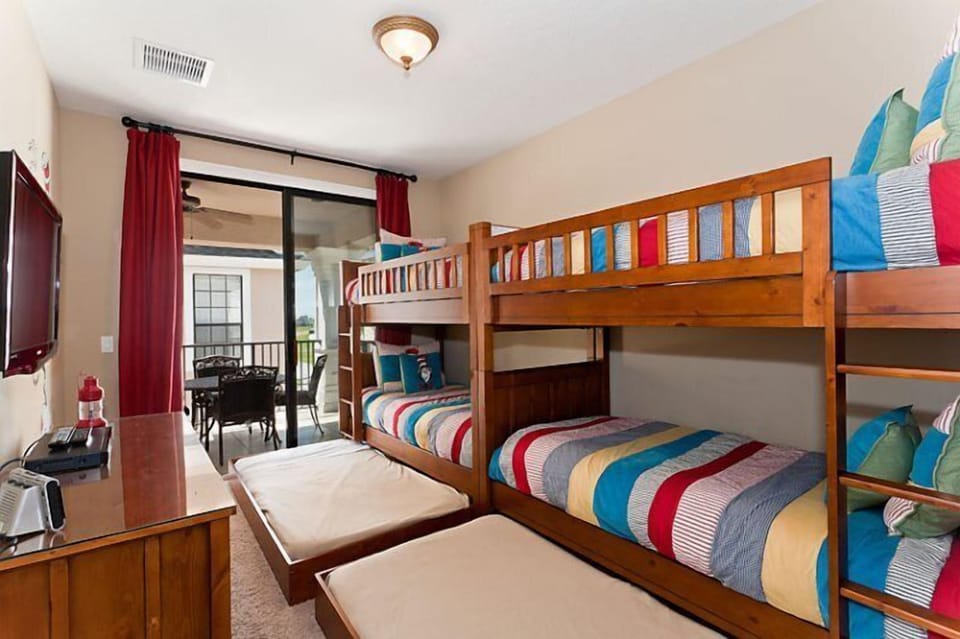 CAT IN THE HAT CHILDRENS ROOM SLEEPS 6 IF NEED BE