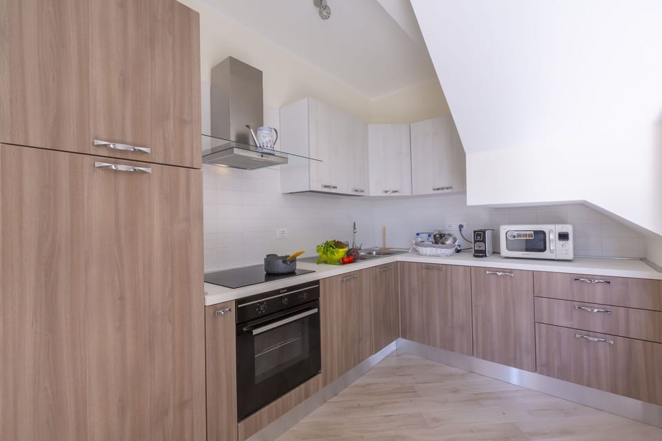 Kitchen with oven, dishwasher and microwave